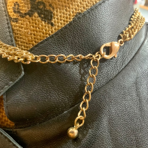 VINTAGE STATEMENT NECKLACE/PINK ACRYLIC FLOWER W/EARRINGS ⭐️GOLD CHAIN/NEW COND - Picture 6 of 9